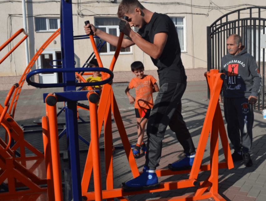 Долгожданную спортивную площадку для инвалидов-колясочников и пожилых людей установили в городском парке в Морозовске