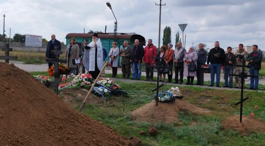 Останки красноармейцев, найденные поисковиками около школы №4, со всеми почестями перезахоронили в Морозовске