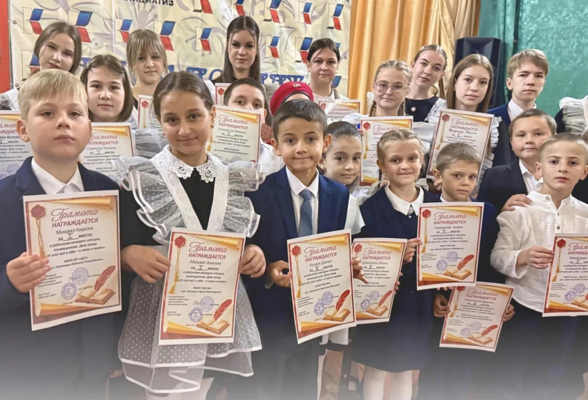 «Папа - моя опора»: в Морозовске дети растрогали зрителей стихами ко Дню отца