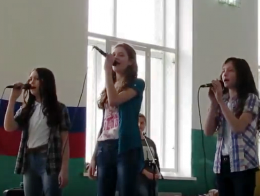 Выступления школьниц между боями дзюдо попали в Морозовске на видео