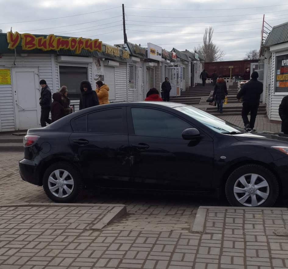 «Место всеобщего стояния балбесов» в Морозовске в рубрике «Паркуюсь как хочу»